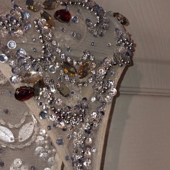 GORGEOUS RED EVENING GOWN - Picture 9 of 16